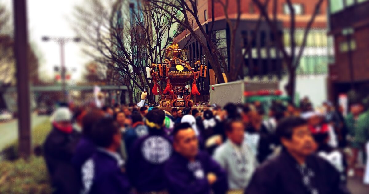 表参道を進むお神輿