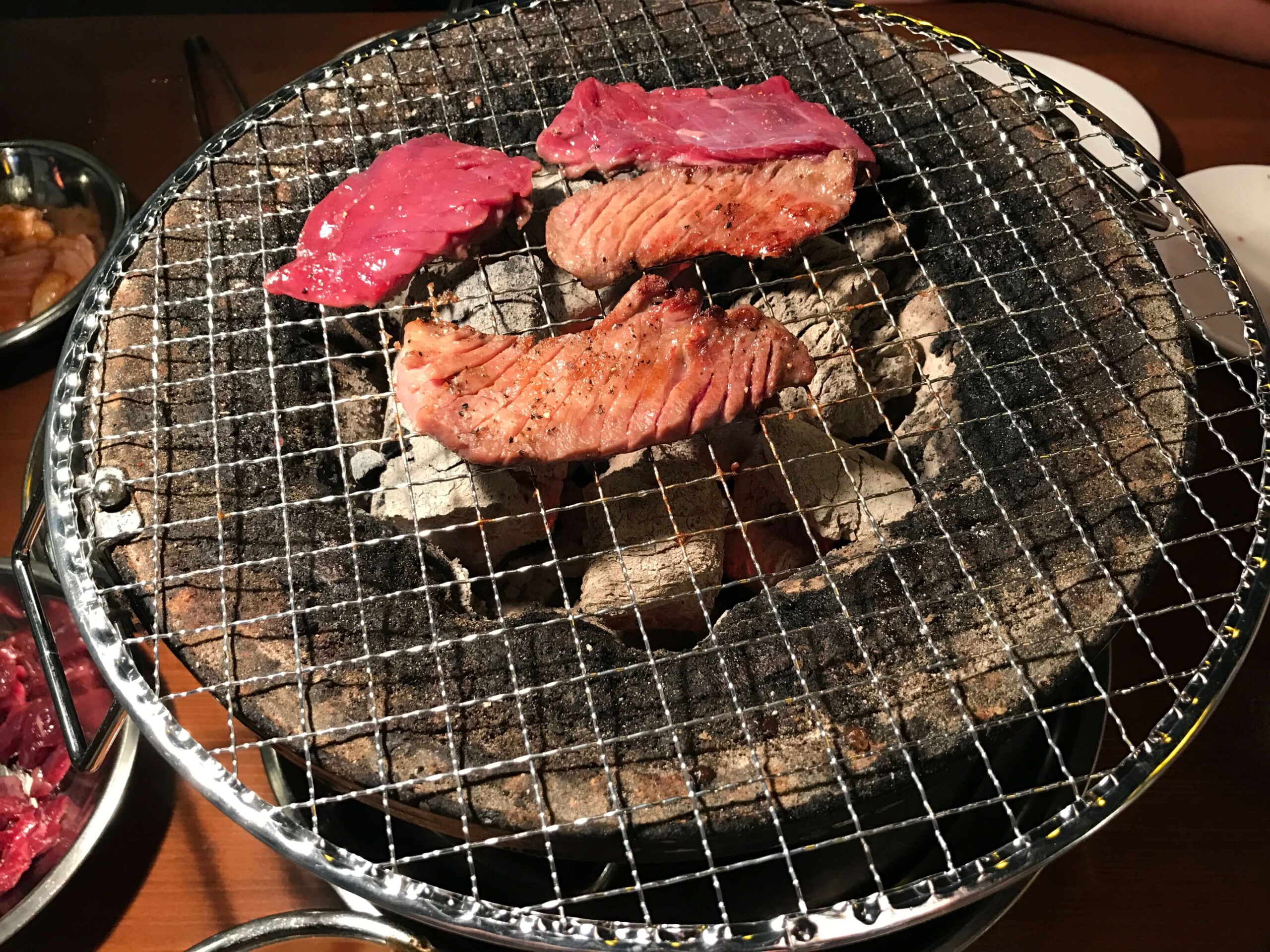 北谷で焼肉を食べよう 分厚い牛タンが美味い 十勝ホルモン Kemuri 北谷店 東京のホームページ制作会社 Web制作会社 株式会社シンシエイト
